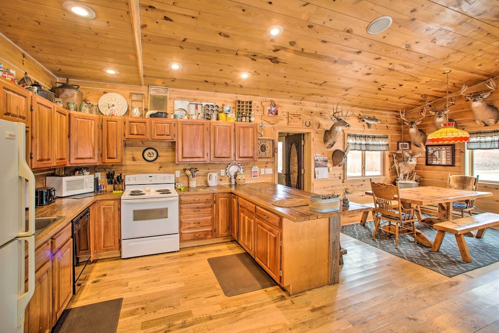 The Lodge in Powersville w/ Game Room & Fire Pit