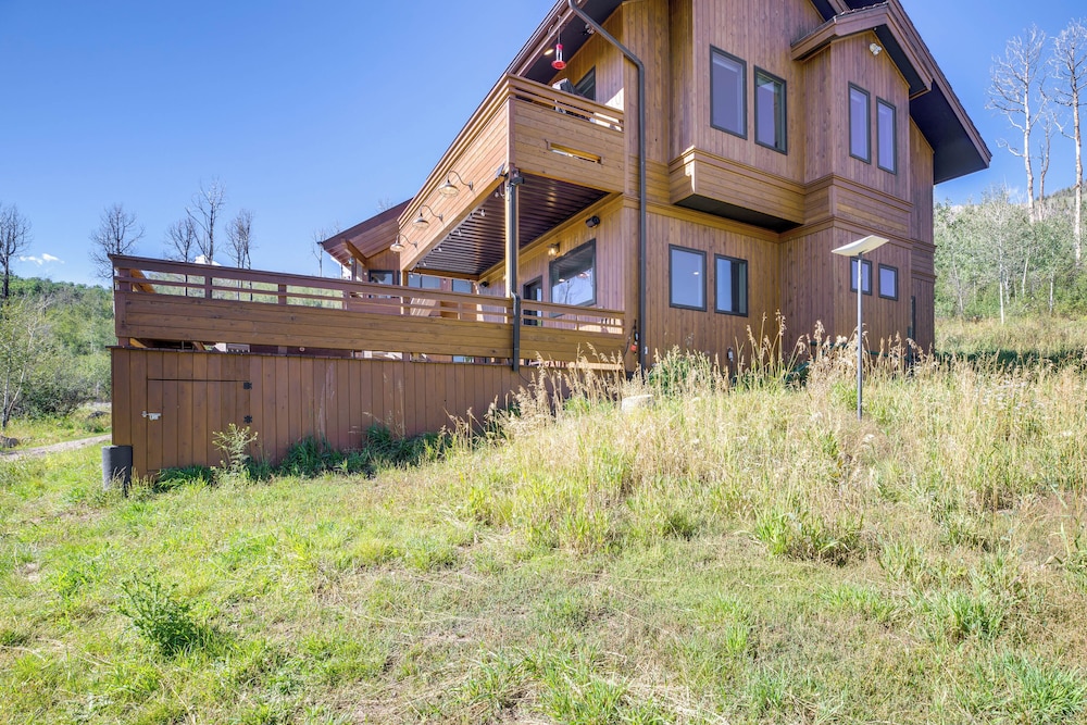 Luxury Modern Retreat: 40 Acres and Mountain Views