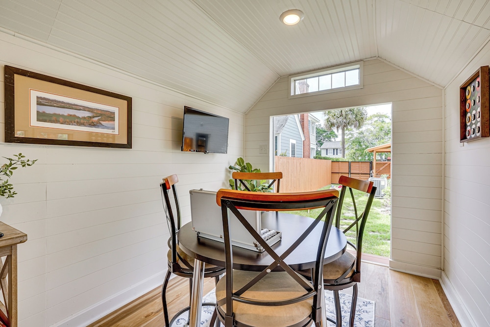 Dtwn Retreat w/ Game Room! Walk to Hampton Park
