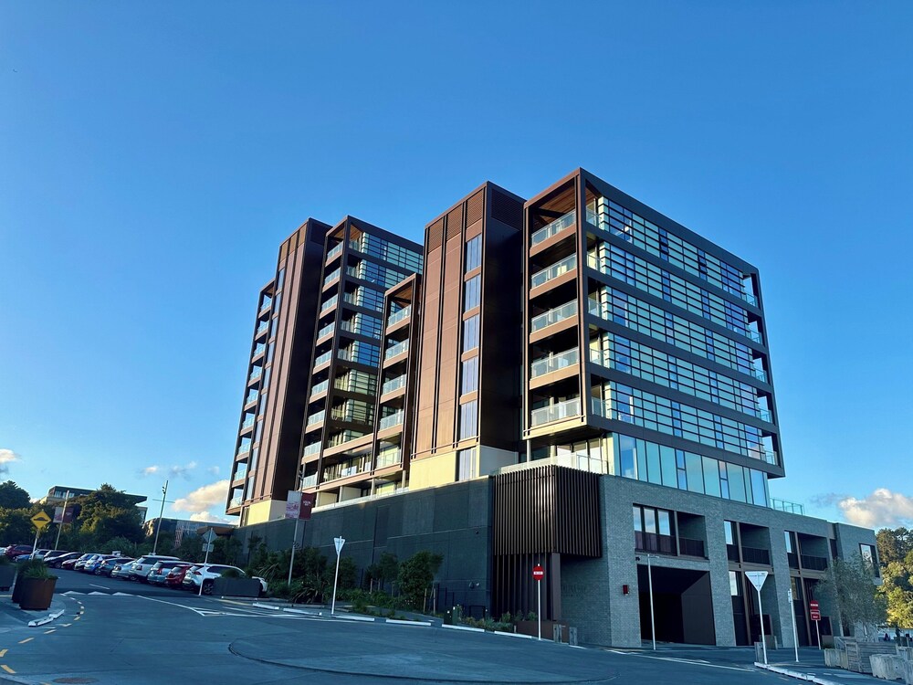 1BR with Balcony Close to Ferry by Zodiak Stays