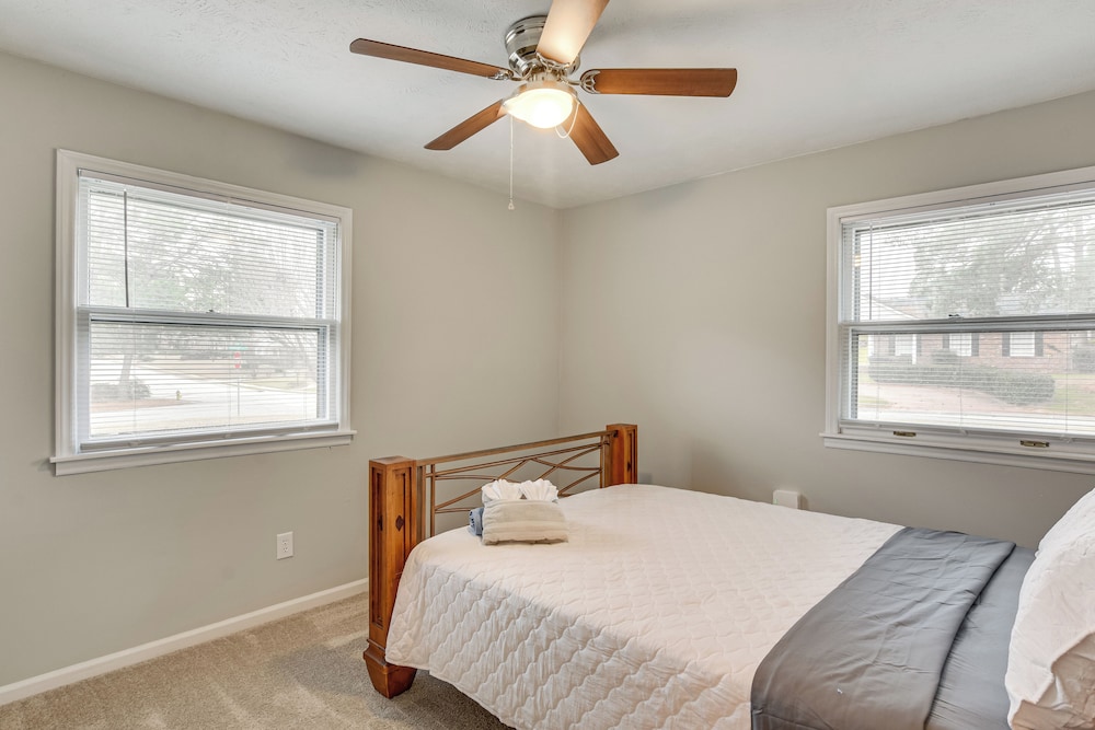 3 Mi to Dtwn Fayetteville: Home w/ Pool Table