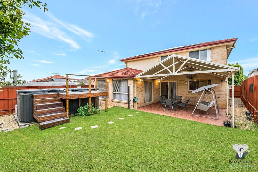 Kozyguru | West Hoxton | Spacious 7-Person Home With Backyard