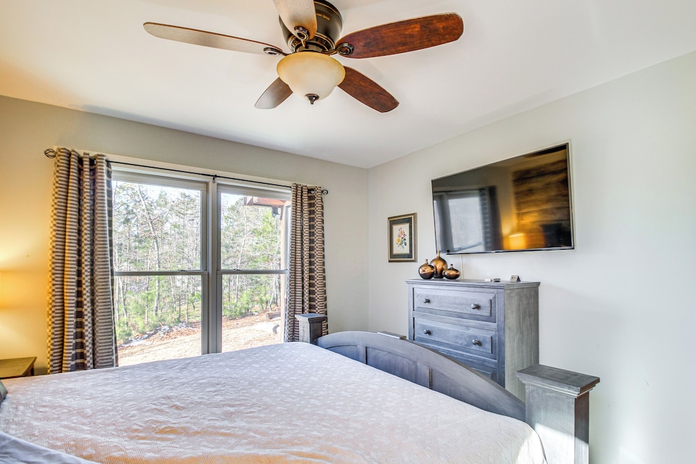 Hot Tub & Movie Room: Updated Cabin in Ellijay!