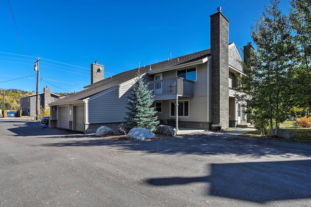 Grand Lake Condo w/ Balcony - 1 Block to Water! view 2