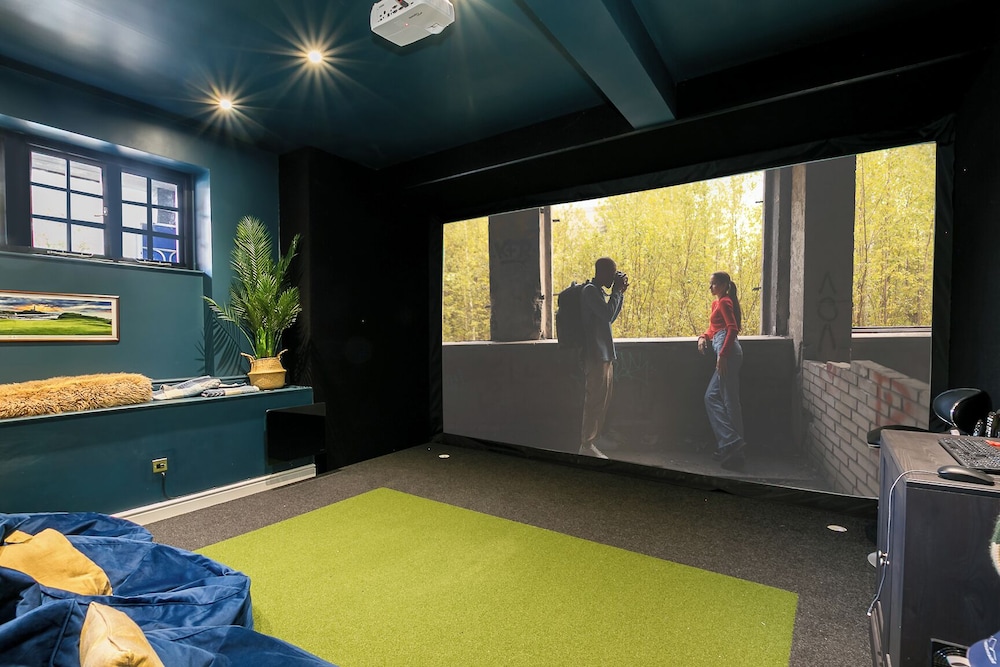 Lovely 5BD Home with Cinema & Games Room