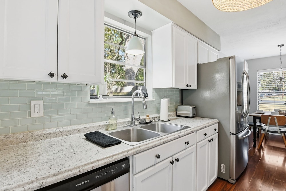 Howdy Hang Out - Cozy, Cute And Comfortable House! 2 Bedroom Home