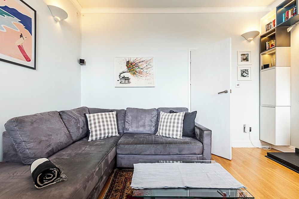 Charming One-bedroom Gem in Earls Court