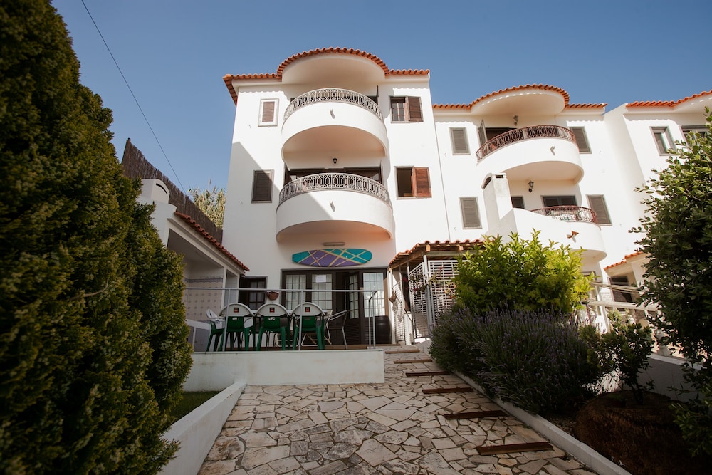 Ericeira Chill Hill Hostel & Private Rooms - Peach Garden