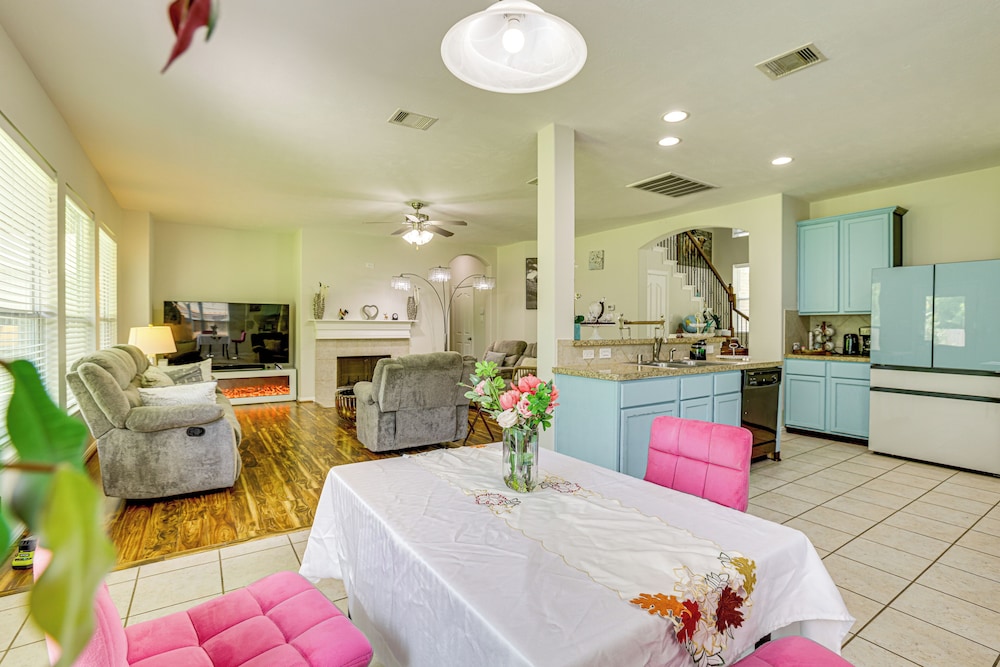 Group-ready Getaway in North Houston!