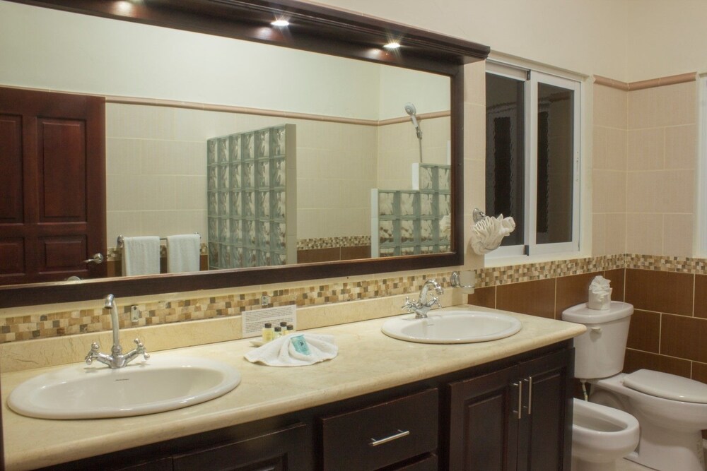 Privacy and comfort luxury 6 bedroom villa