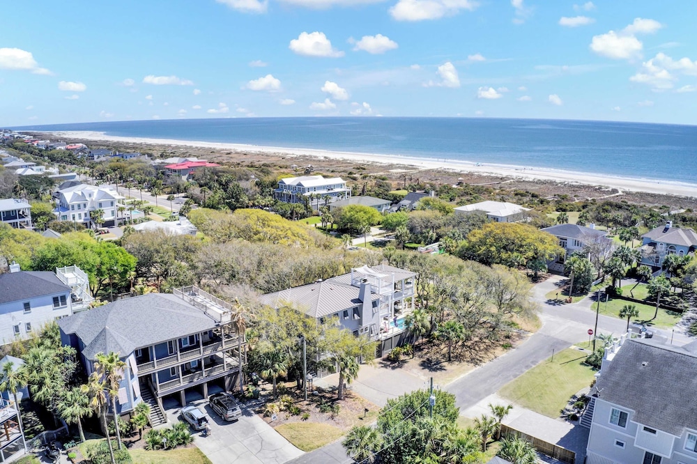Steps to the Beach! Pool, Gym, Game Room, Movie Theater 3301 Palm by Avantstay