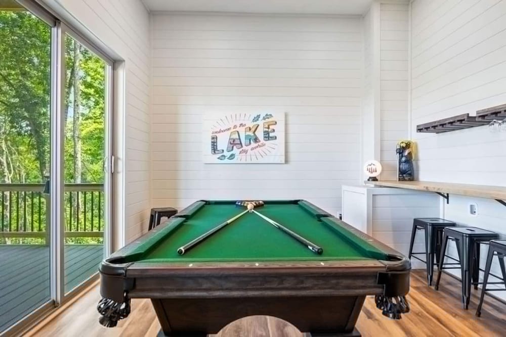 Luxury Cabin Lake Views EV Charger Game Room