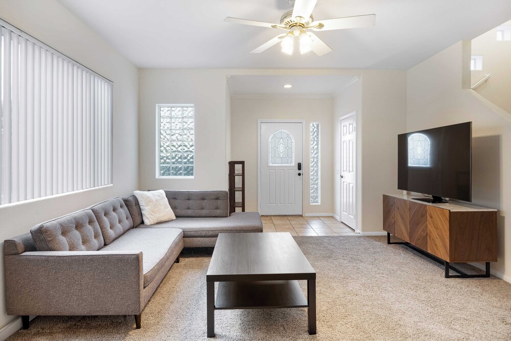 Walk to Dining, Mission + Pacific Beach, and Bars/nightlife Private Backyard