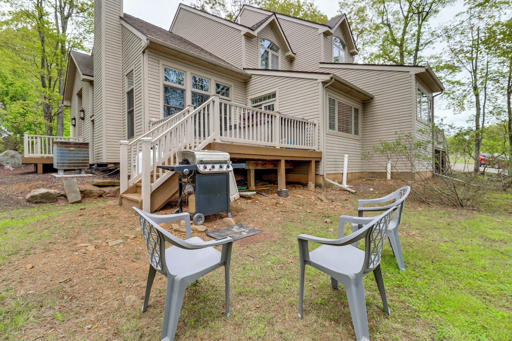 Beach Access & Hot Tub: Retreat in Lake Harmony!