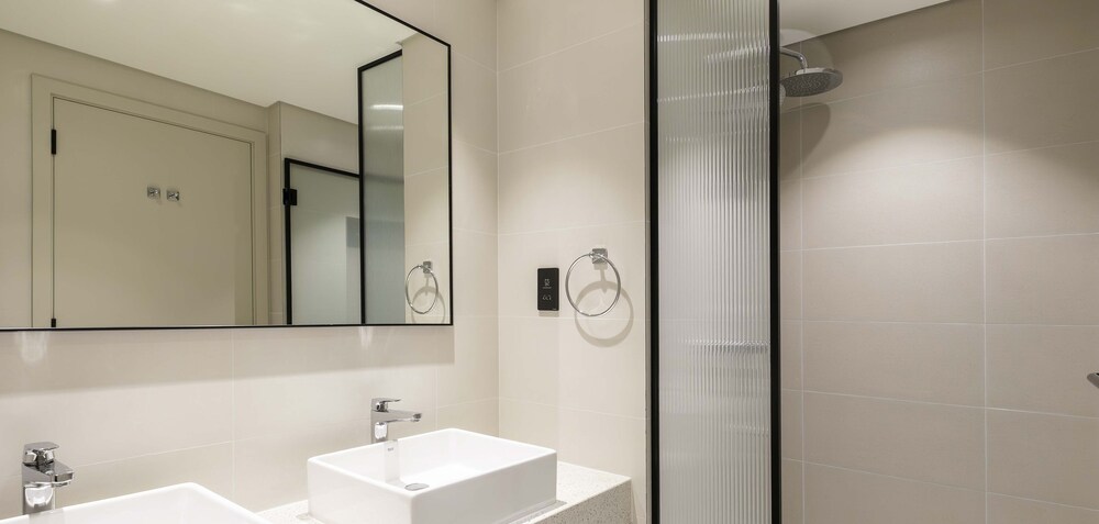 LUX The Marina Vista Beachfront Suite 2
