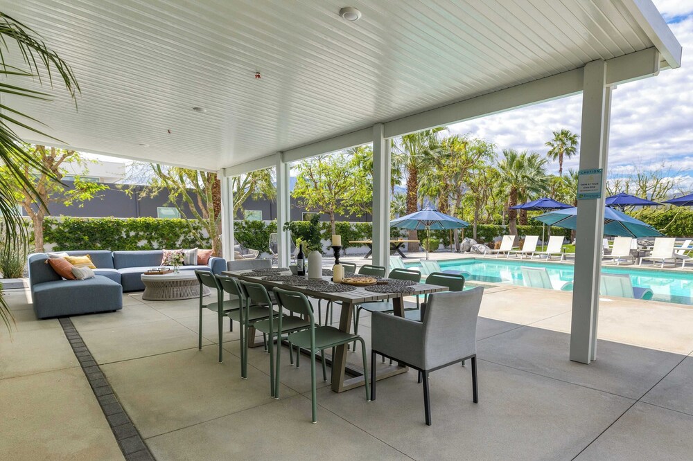 Sleeps 40 3 Luxe Villas Next to Empire Polo Club Putting Green & Pickleball