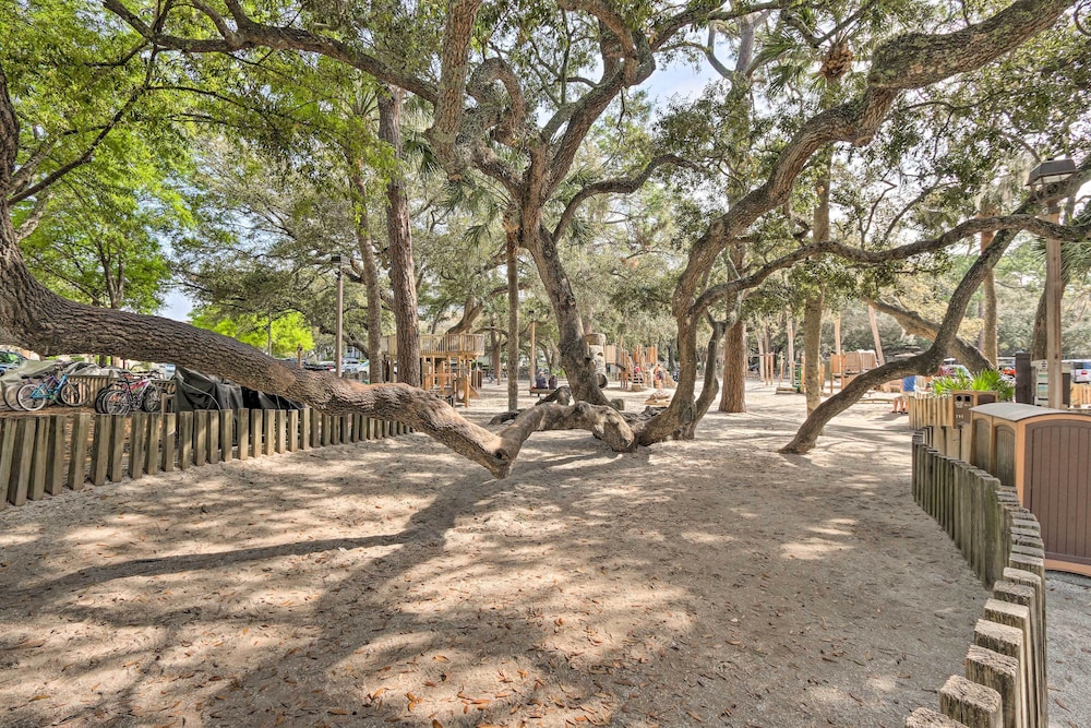 Relax By Pool: Harbour Town Resort Condo view 2