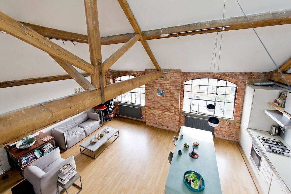 Unique & Vibrant 1-bed Loft With Roof Garden