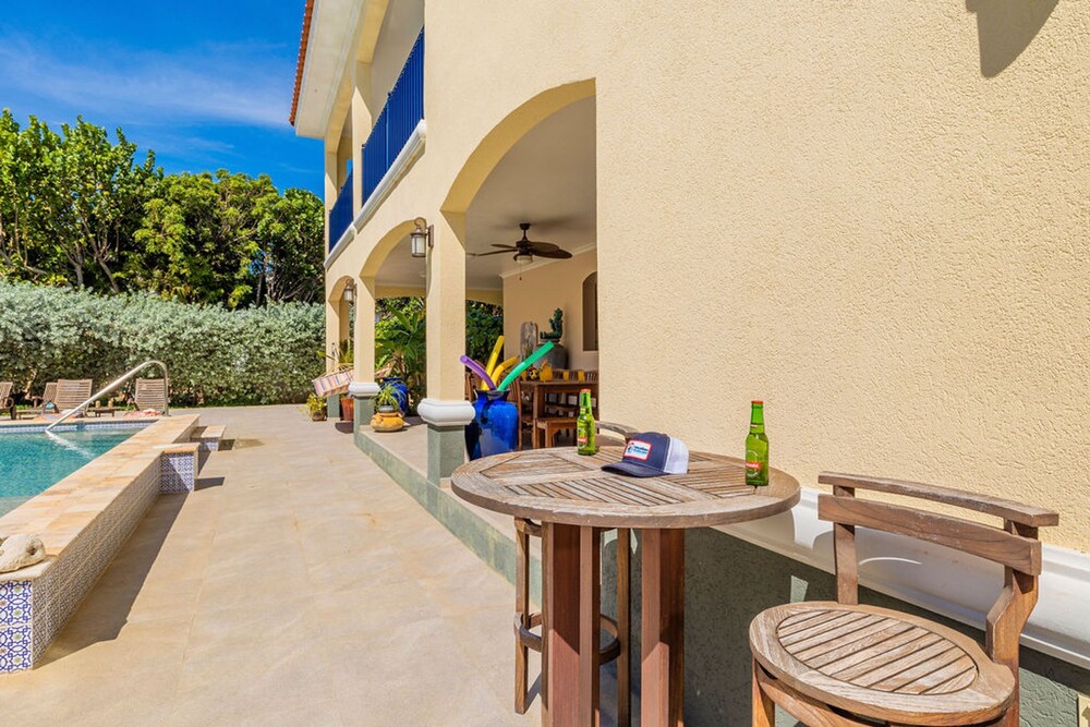Ocean View 5BR Villa Steps to Beach Privatepool