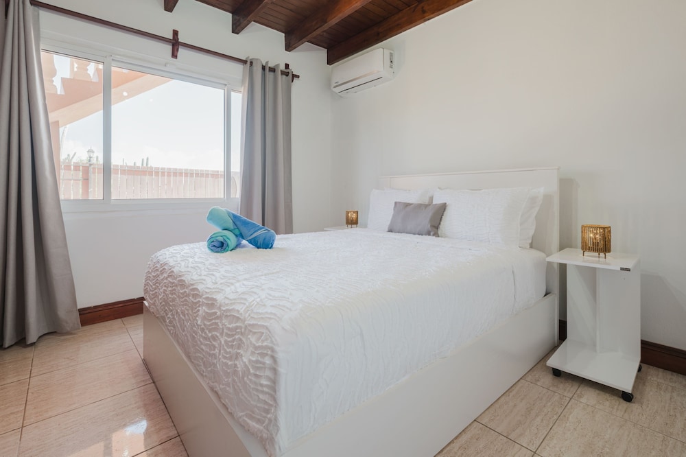 5 Bedroom Villa With Amazing View of Aruba Nature