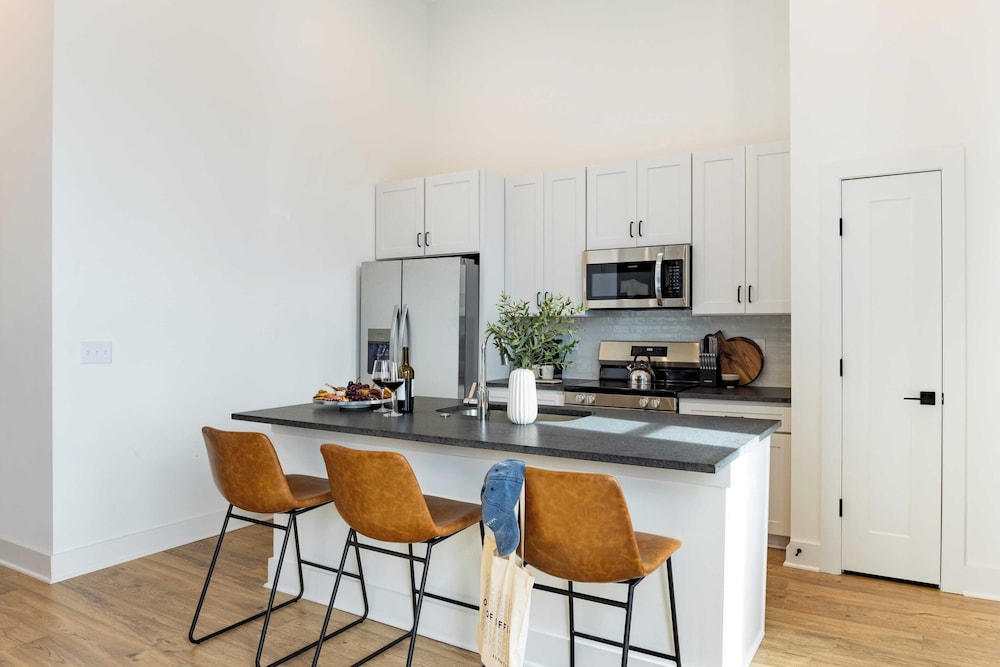 New Build Sleeps 12, 2 Condos in Scenic Bluffside, Minutes to Downtown
