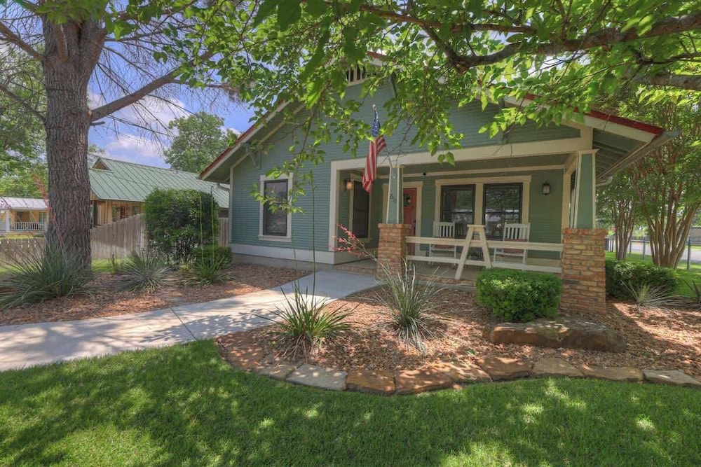 Charming Cottage-3 Mins to Downtown-pet Friendly!