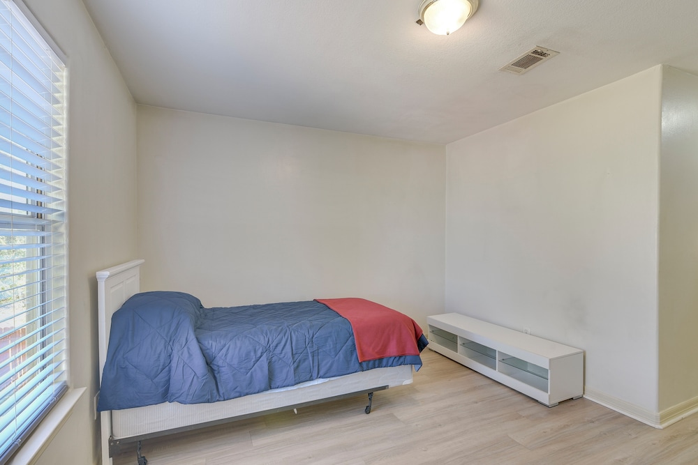 4 Mi to NRG Stadium: Spacious Houston Townhome!