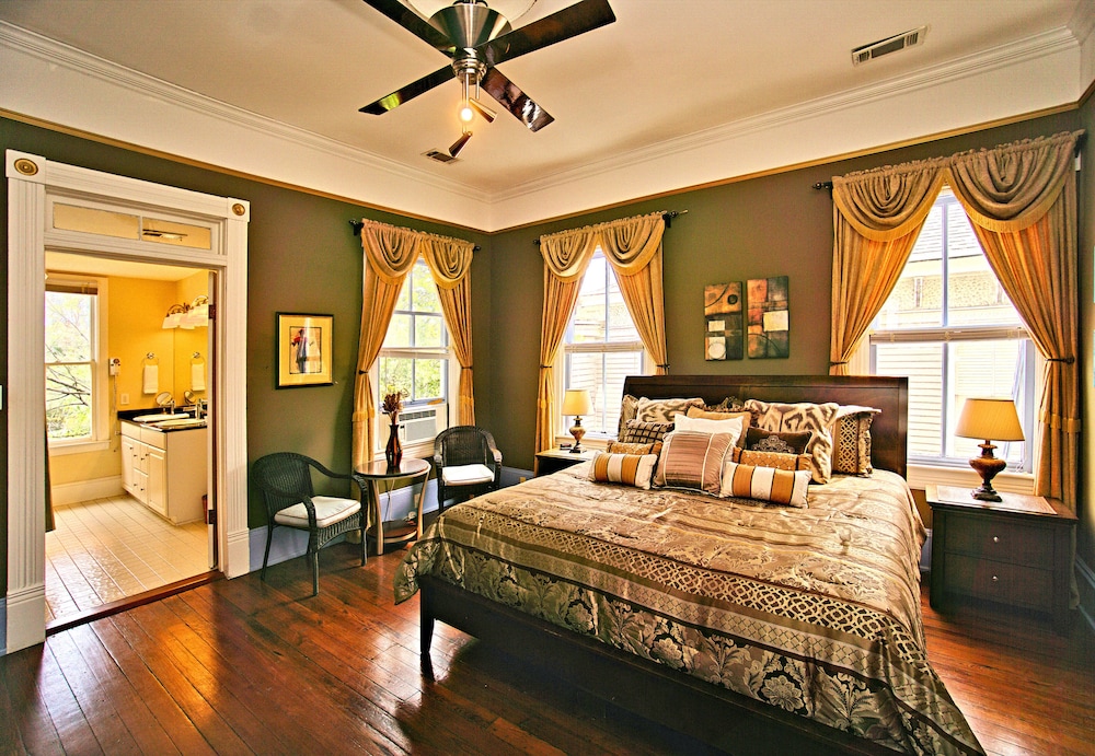 3 BR Victorian Stunner on Forsyth Park view 2