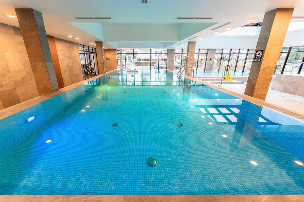 Comfortable Apartment With Balcony, Pool, Sauna