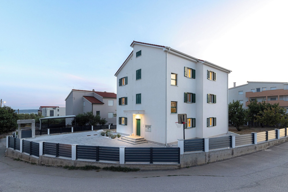 Olive Leaf - Ground Floor Apartment