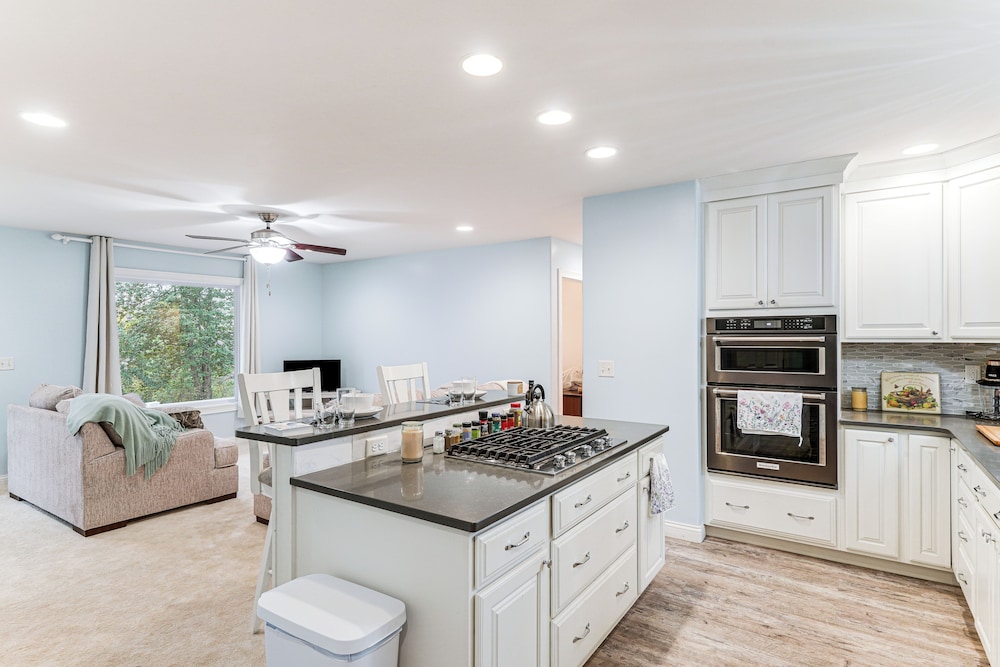 1 Mi to Dtwn Newburgh: Quiet Home w/ Yard!