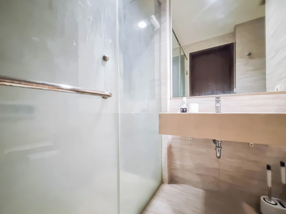 Cozy And Warm Studio Room At Uttara The Icon Apartment