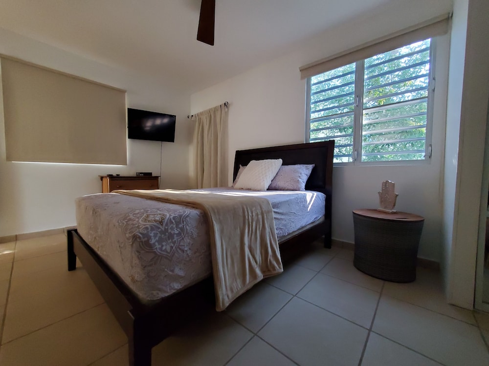 Comfy apartment 8 minute walk from beach view 4