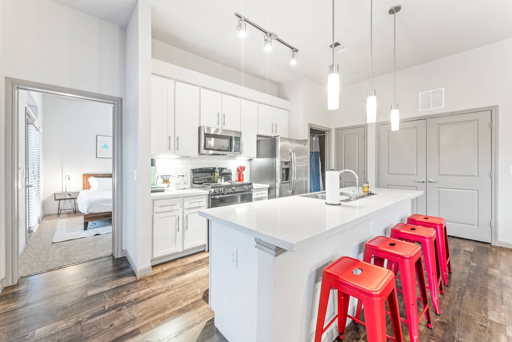 Cozy 2BR Suite Close to Downtown w Fast Wifi