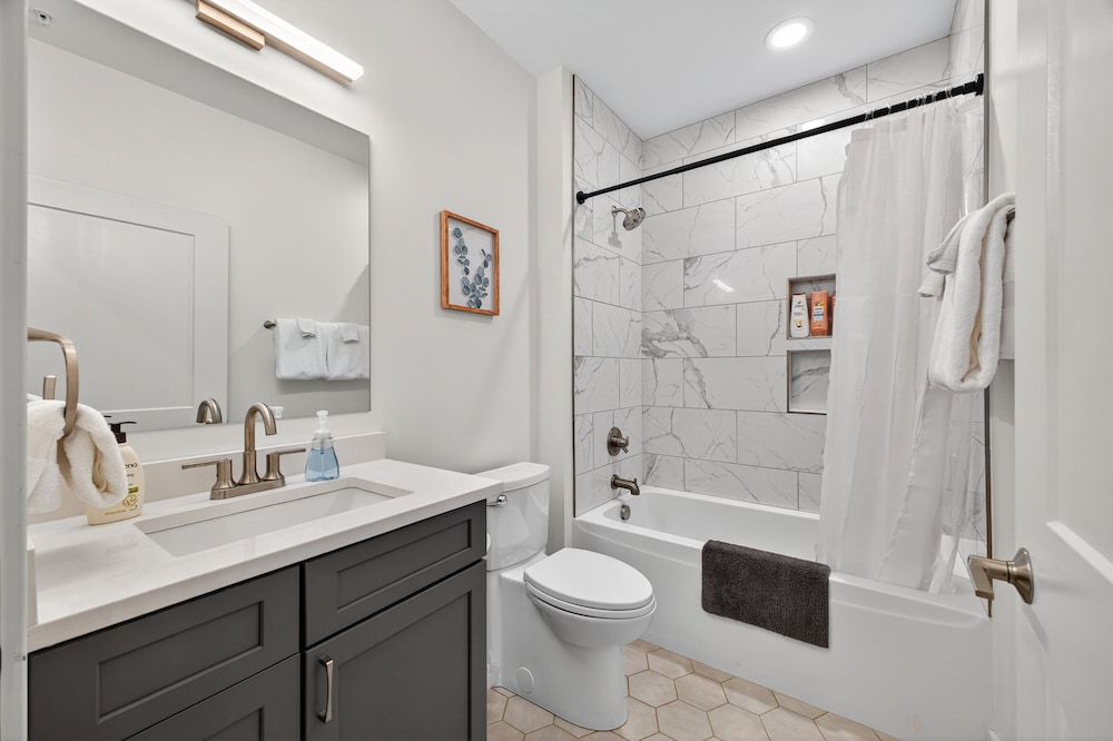 Stylish Downtown Unit With Historic Charm 2 Bedroom Apts