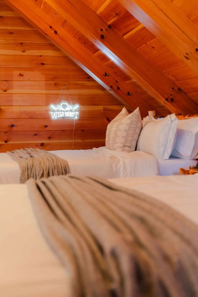 Sleeps 16! Luxury Cabin With Game Room & Hot Tub
