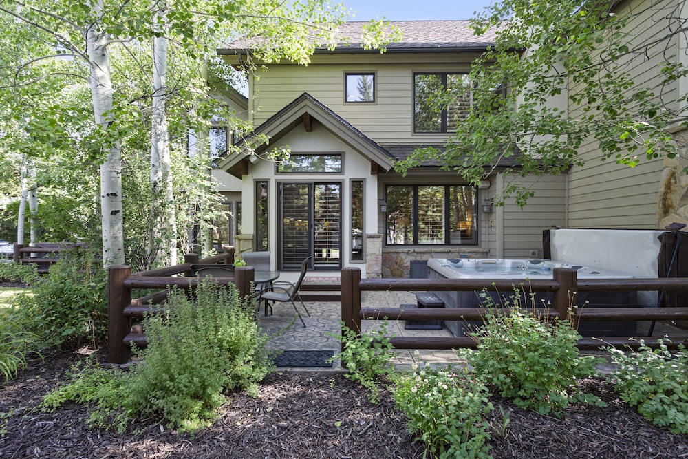 Deer Lake Village at Deer Valley Resort - Two Bedroom Condo with Hot Tub #2426 2 Condo