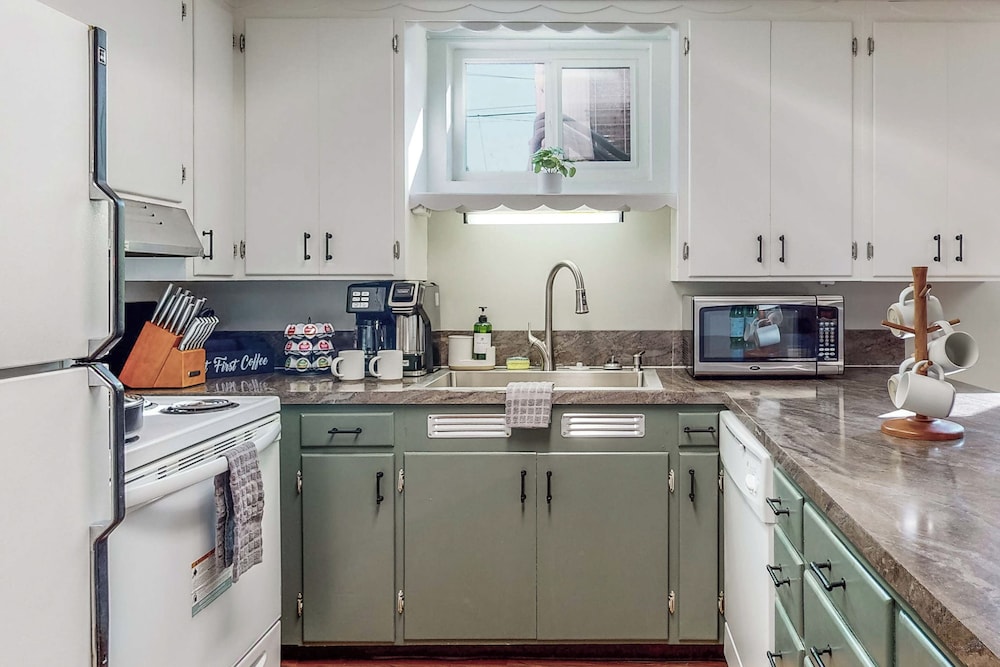 2BR Dog-friendly Duplex Close to Boise w/ W & D