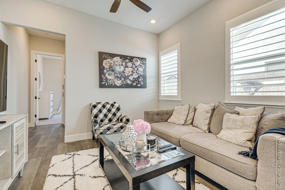 Fenced-in Yard: Apt 7 Mi to Westfield Galleria
