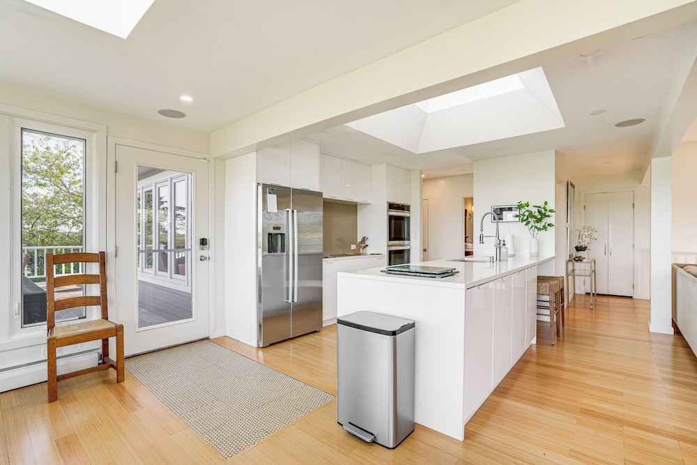 Elegant Gloucester Beach Getaway With Ocean Views!