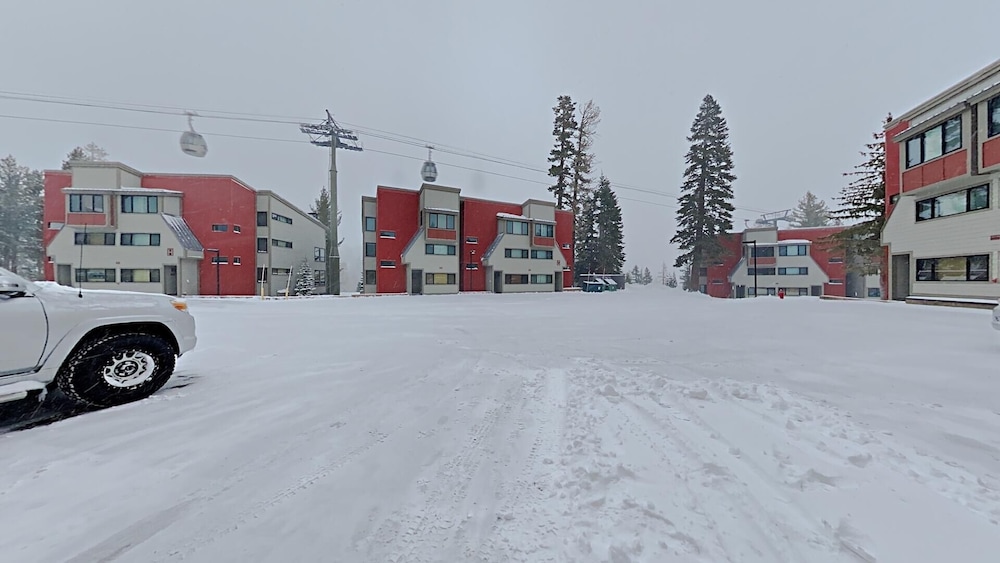 Slopeside Four Bedroom Homes at 1849 Condos - Free Wifi and Parking! by RedAwning
