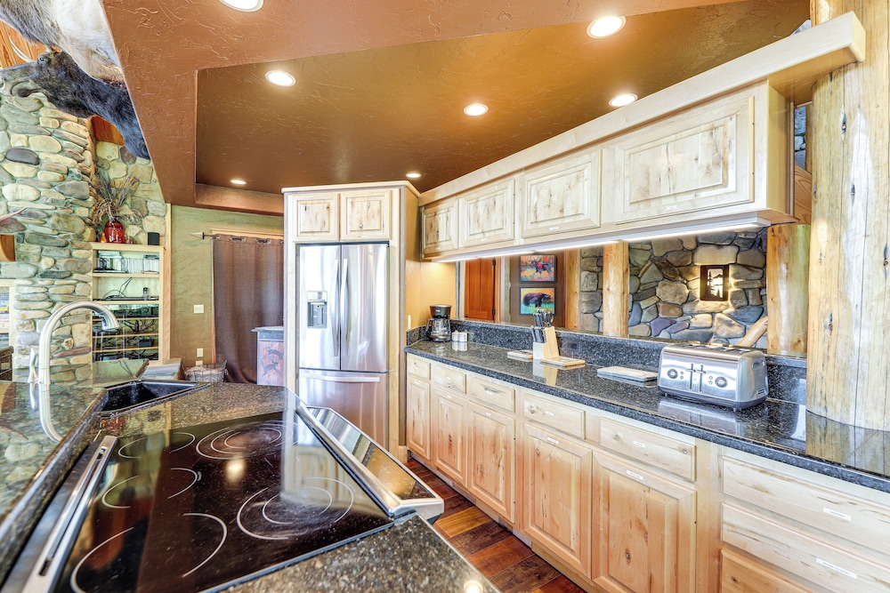 Ski-in/out, Hot Tub: Spacious Retreat in Whitefish