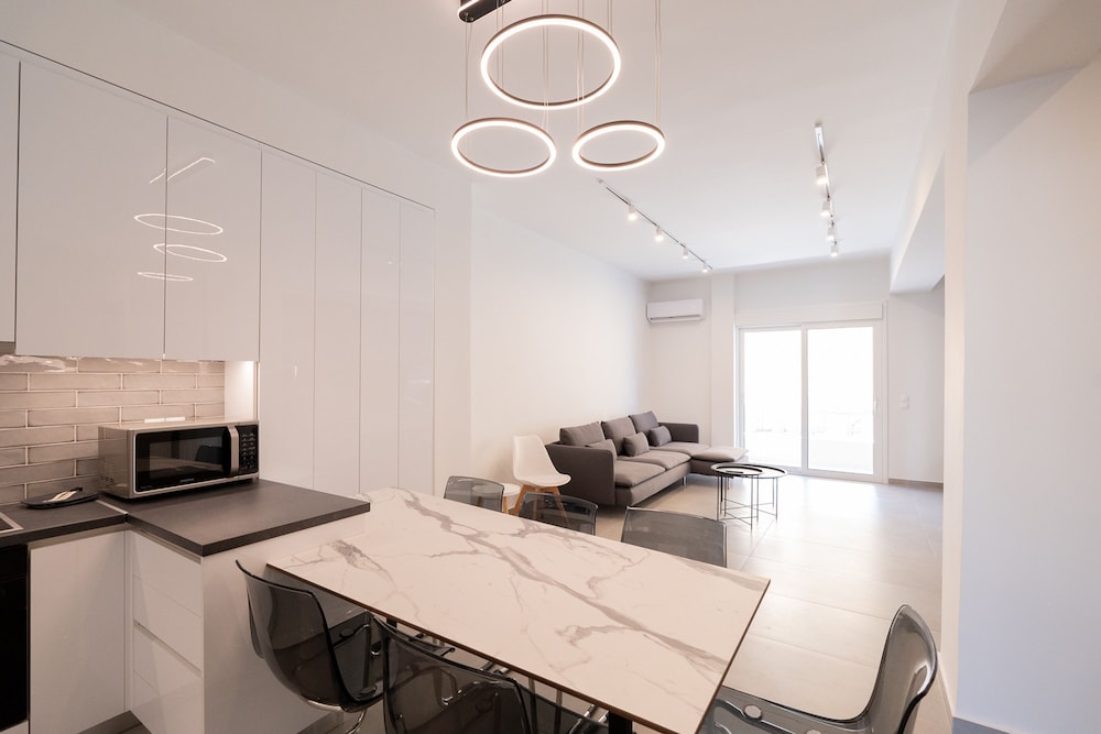 LIV - Luminous Spacious Apartment in Pagrati