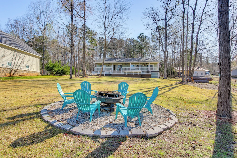 Private Dock, Fire Pit: Lake Murray Family Escape!