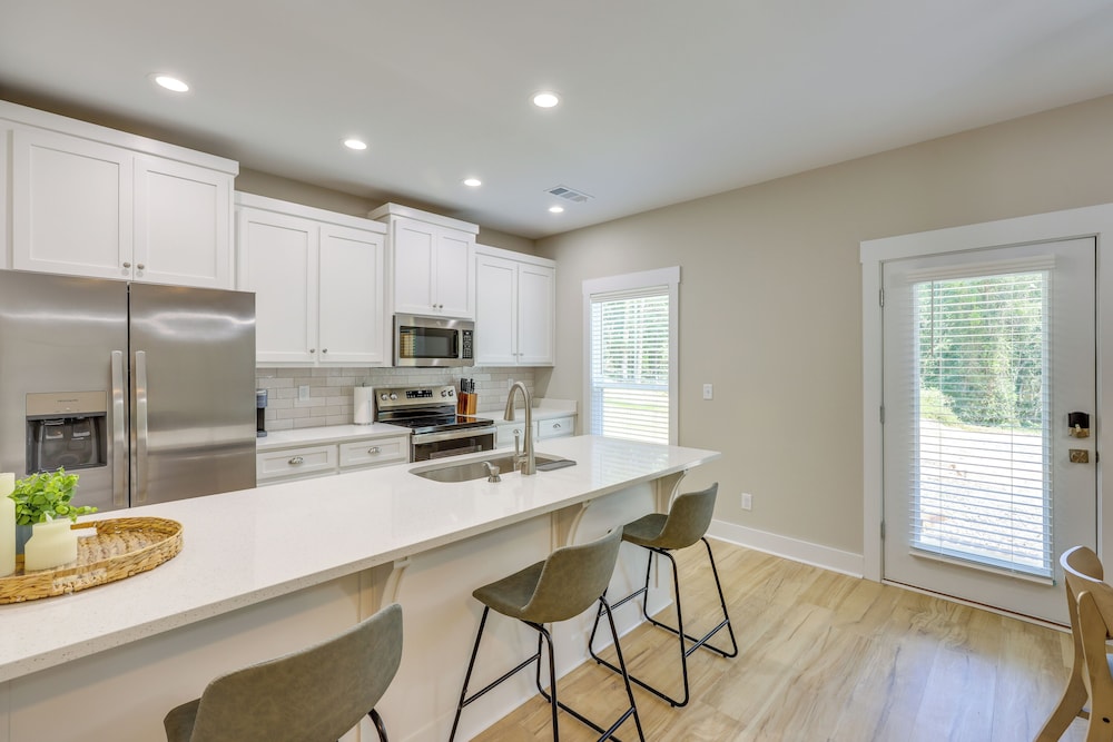 Near 17 Springs Sports Complex: Millbrook Duplex!