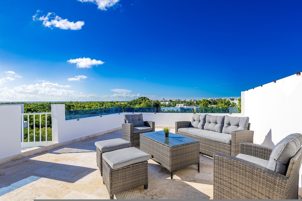 New Modern 2-lvl Punta Cana Villa in Gated Community With Private Pool Rooftop Jacuzzi