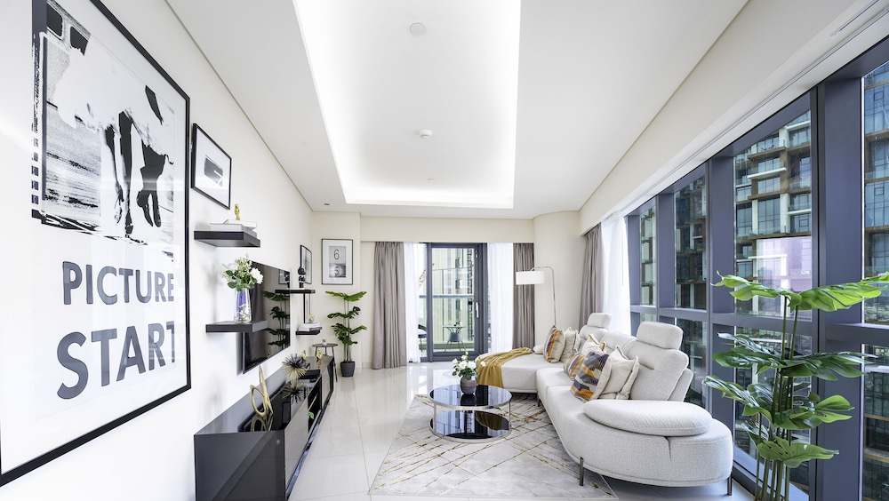 Glamorous 2BR in Damac Paramount Tower