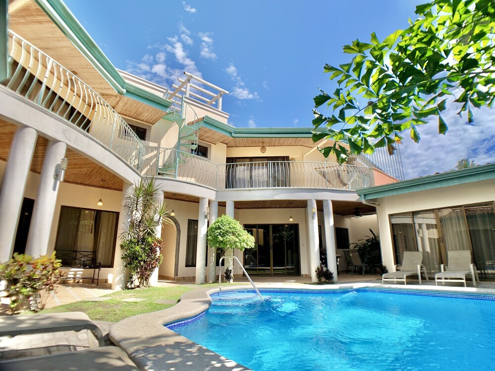 Villa Arenas: Private Pool & Easy Beach Access in Jaco by RedAwning