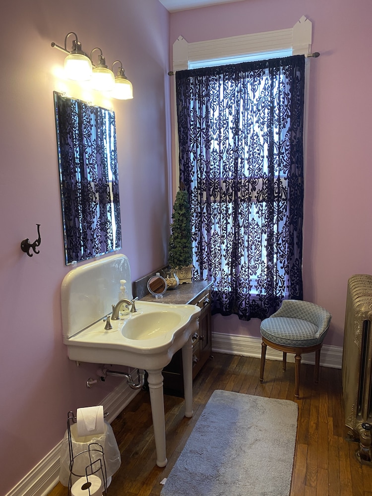 Vineyard Mansion & Carriage House Bed & Breakfast