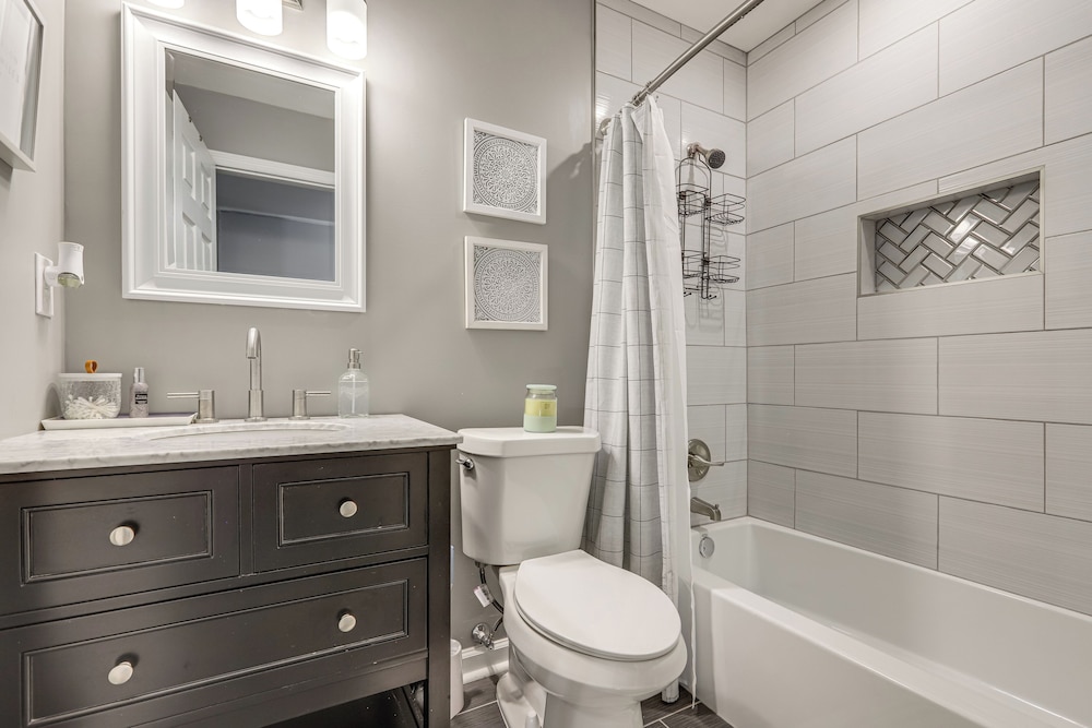 10 Mi to Downtown Macon: Family Home w/ Patio!